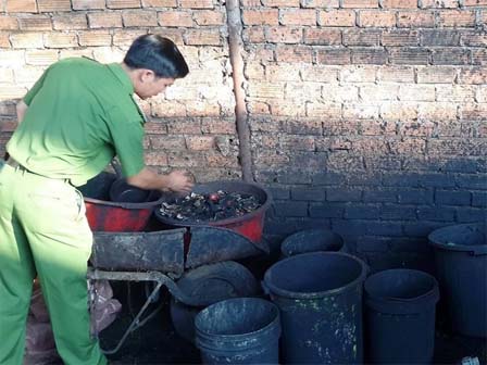 Ớn lạnh khi xem cách sản xuất cà phê nhuộm than pin-13