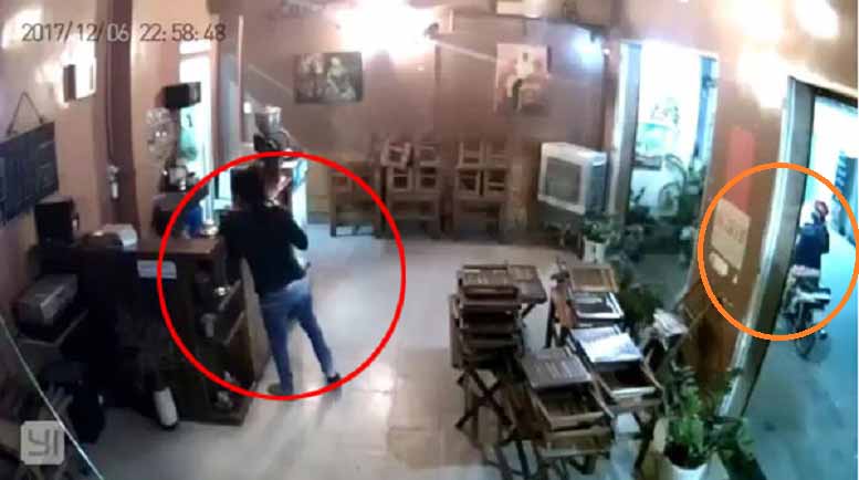 Clip: Đôi nam nữ dàn cảnh nẫng điện thoại tại quán cà phê-1