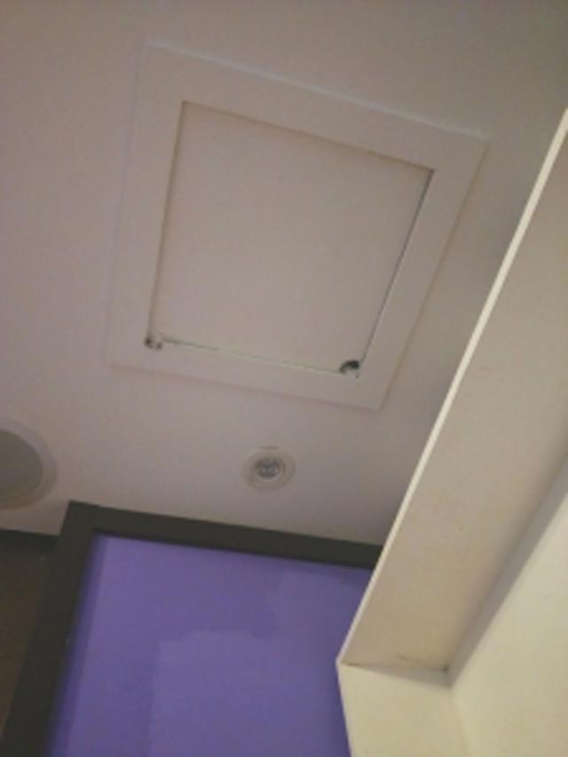 Qua đêm tại khách sạn, cặp vợ chồng sắp cưới hốt hoảng phát hiện thứ này trên trần nhà-1