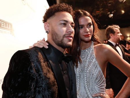 Neymar chống nạng khoá môi” bạn gái xinh đẹp-4