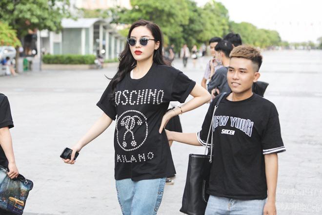 Vợ chồng Trấn Thành, Hoa hậu Kỳ Duyên vác bụng bầu giả làm loạn giữa phố-1