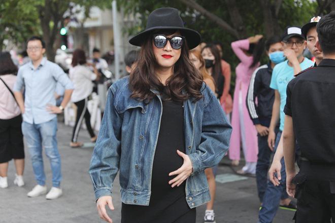Vợ chồng Trấn Thành, Hoa hậu Kỳ Duyên vác bụng bầu giả làm loạn giữa phố-4