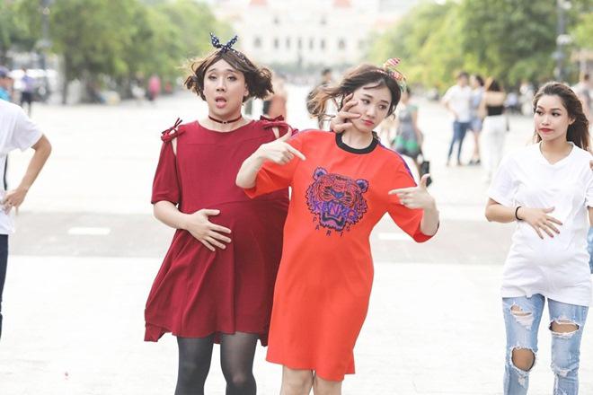 Vợ chồng Trấn Thành, Hoa hậu Kỳ Duyên vác bụng bầu giả làm loạn giữa phố-12