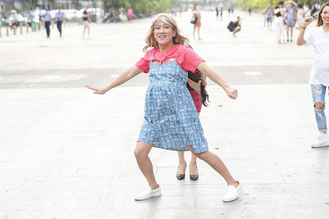 Vợ chồng Trấn Thành, Hoa hậu Kỳ Duyên vác bụng bầu giả làm loạn giữa phố-3