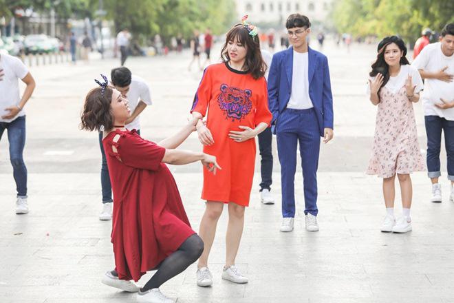 Vợ chồng Trấn Thành, Hoa hậu Kỳ Duyên vác bụng bầu giả làm loạn giữa phố-2