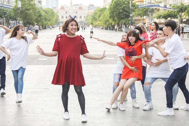 Vợ chồng Trấn Thành, Hoa hậu Kỳ Duyên vác bụng bầu giả làm loạn giữa phố-14