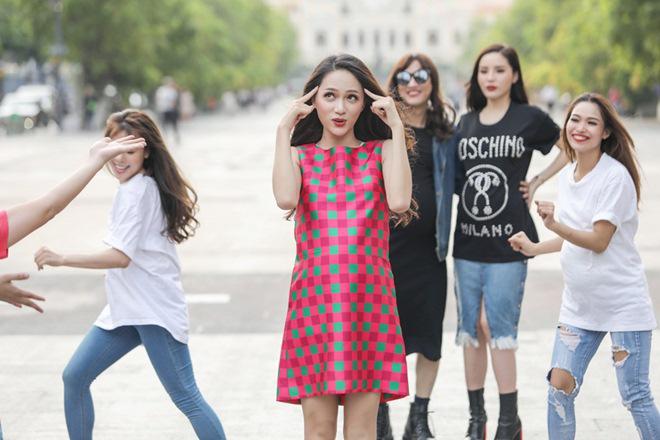 Vợ chồng Trấn Thành, Hoa hậu Kỳ Duyên vác bụng bầu giả làm loạn giữa phố-9