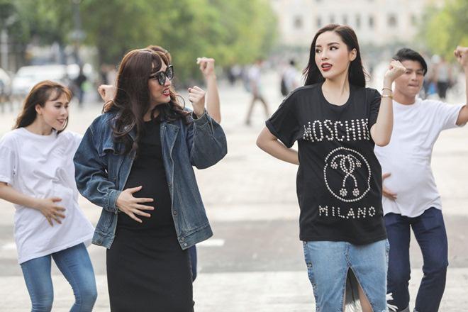 Vợ chồng Trấn Thành, Hoa hậu Kỳ Duyên vác bụng bầu giả làm loạn giữa phố-5