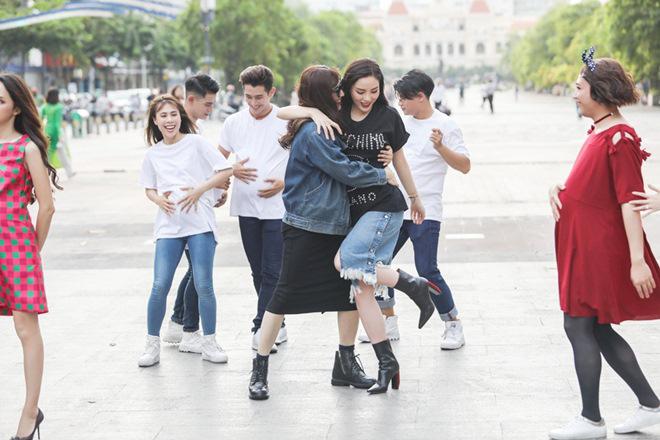 Vợ chồng Trấn Thành, Hoa hậu Kỳ Duyên vác bụng bầu giả làm loạn giữa phố-7