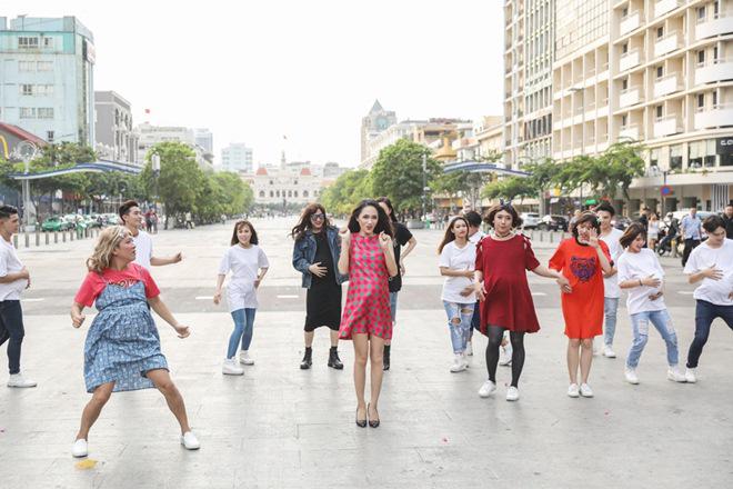 Vợ chồng Trấn Thành, Hoa hậu Kỳ Duyên vác bụng bầu giả làm loạn giữa phố-10