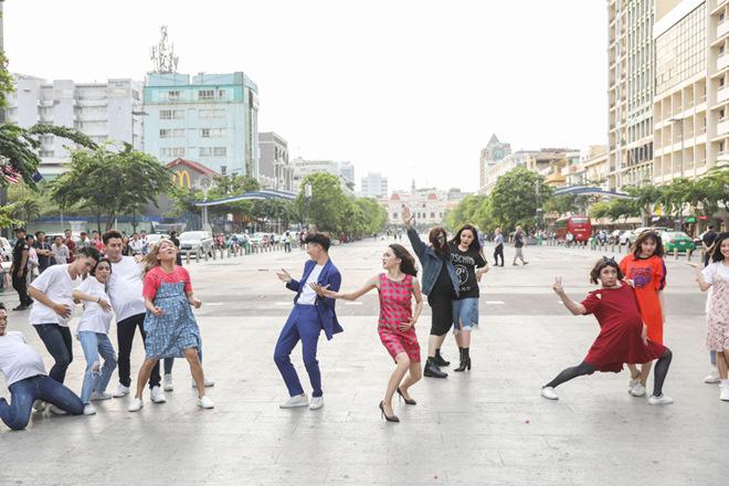 Vợ chồng Trấn Thành, Hoa hậu Kỳ Duyên vác bụng bầu giả làm loạn giữa phố-19