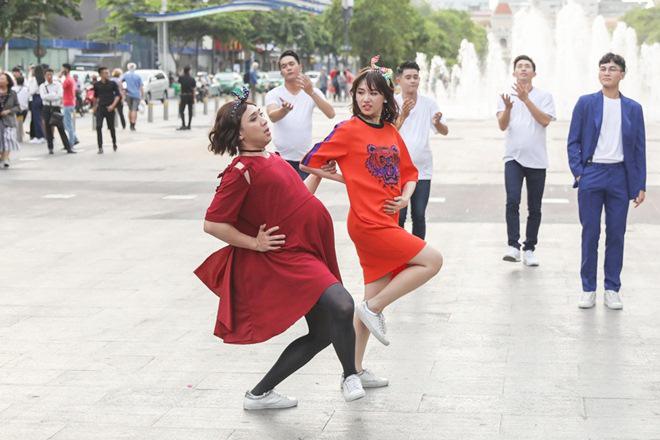 Vợ chồng Trấn Thành, Hoa hậu Kỳ Duyên vác bụng bầu giả làm loạn giữa phố-13