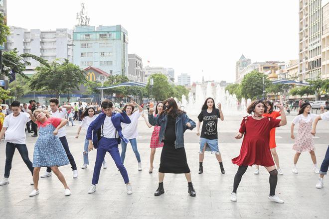 Vợ chồng Trấn Thành, Hoa hậu Kỳ Duyên vác bụng bầu giả làm loạn giữa phố-15