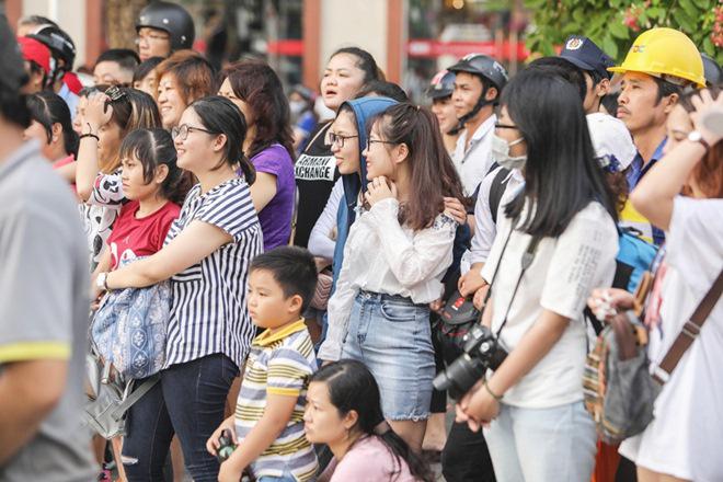 Vợ chồng Trấn Thành, Hoa hậu Kỳ Duyên vác bụng bầu giả làm loạn giữa phố-17