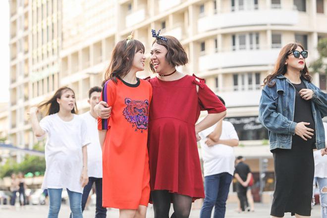 Vợ chồng Trấn Thành, Hoa hậu Kỳ Duyên vác bụng bầu giả làm loạn giữa phố-11