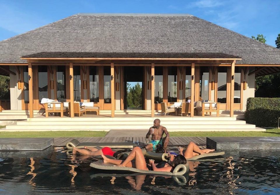 Mayweather tắm nắng cùng 3 người đẹp bikini-1