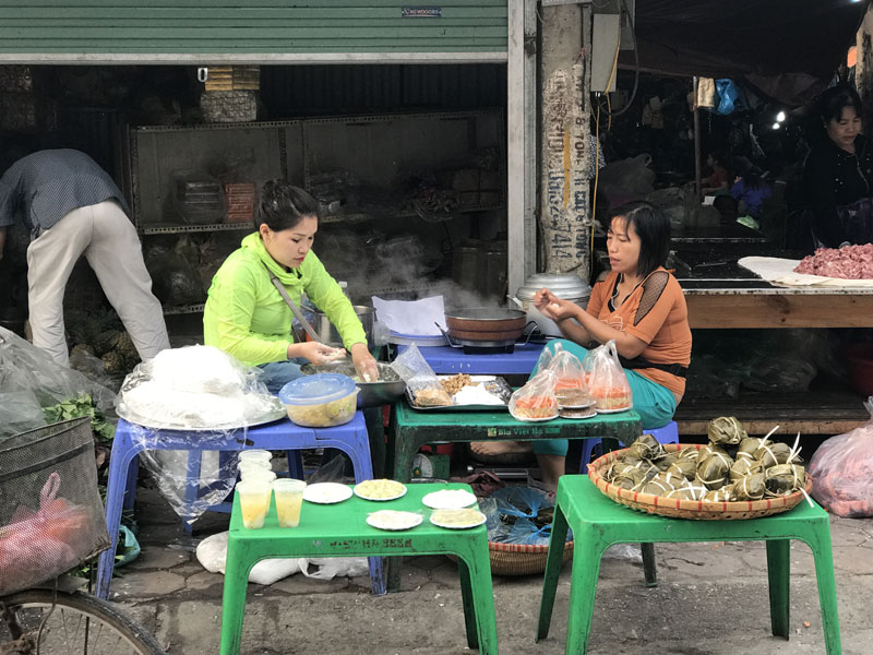 Xếp hàng mua bánh trôi: 1 giờ đồng hồ bán cả ngàn đĩa-1