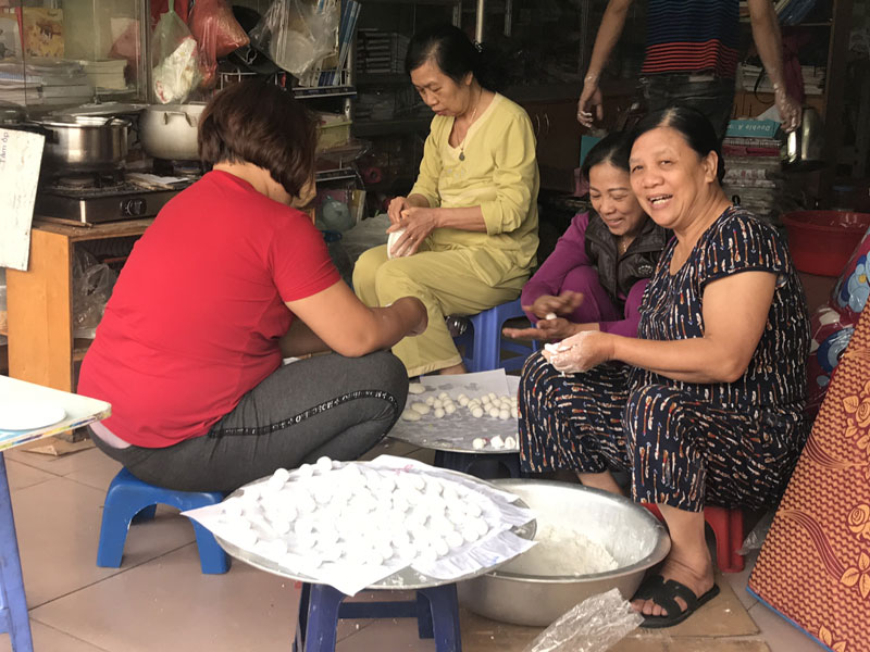 Xếp hàng mua bánh trôi: 1 giờ đồng hồ bán cả ngàn đĩa-9