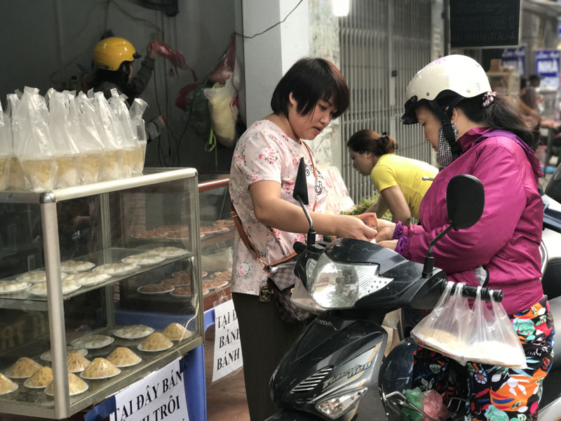 Xếp hàng mua bánh trôi: 1 giờ đồng hồ bán cả ngàn đĩa-18