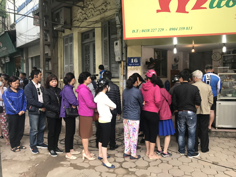 Xếp hàng mua bánh trôi: 1 giờ đồng hồ bán cả ngàn đĩa-5