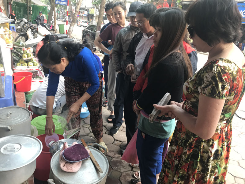 Xếp hàng mua bánh trôi: 1 giờ đồng hồ bán cả ngàn đĩa-7
