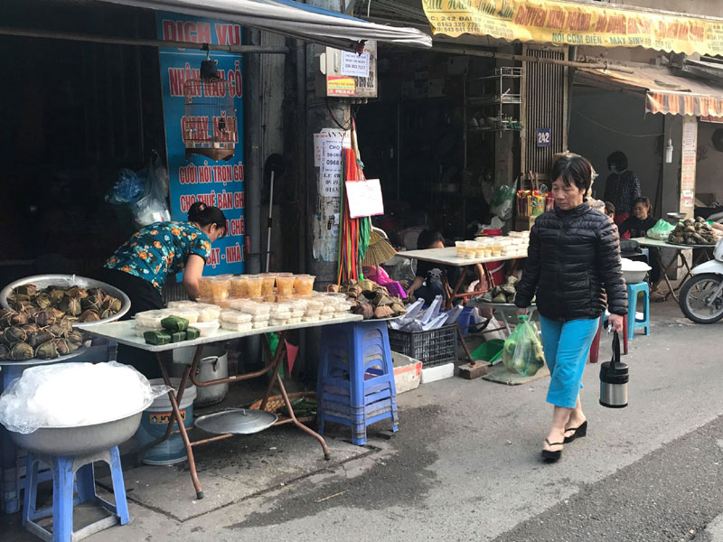 Xếp hàng mua bánh trôi: 1 giờ đồng hồ bán cả ngàn đĩa-2