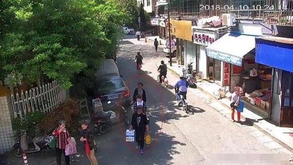 Nhặt được smartphone không cài mật khẩu lại có sẵn Alipay, người phụ nữ đi mua sắm điên cuồng rồi bị bắt-3