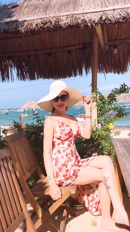 Lâm Khánh Chi khoe vòng 1 nóng rẫy khi đi trăng mật với chồng trẻ-2