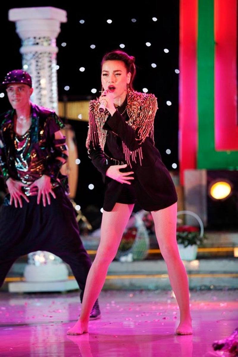 Chân ngắn như Việt Hương cũng không ngại làm điều này giống chân dài Hồ Ngọc Hà!-6