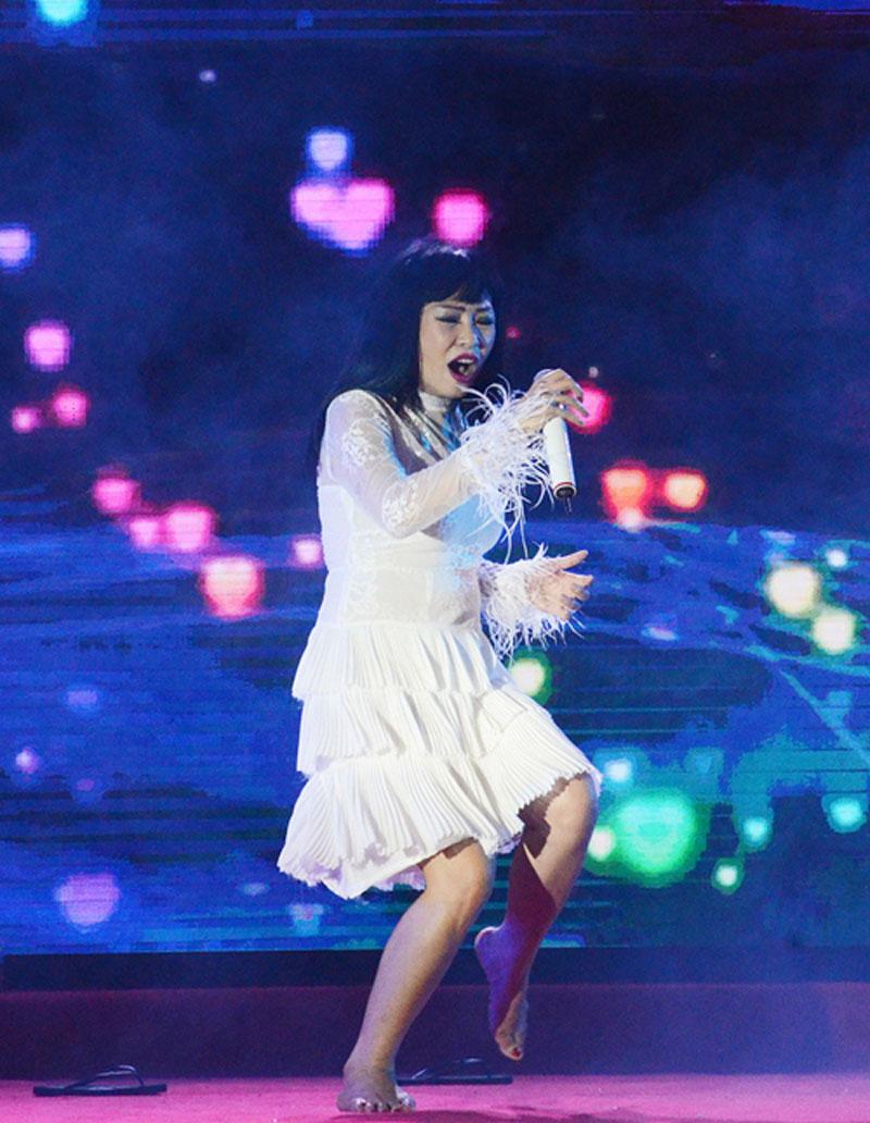 Chân ngắn như Việt Hương cũng không ngại làm điều này giống chân dài Hồ Ngọc Hà!-11