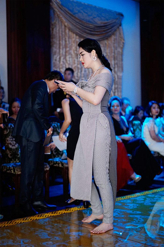 Chân ngắn như Việt Hương cũng không ngại làm điều này giống chân dài Hồ Ngọc Hà!-15