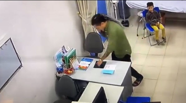 Xuất hiện clip người nhà bệnh nhân tự đặt tiền lên bàn bác sĩ-1