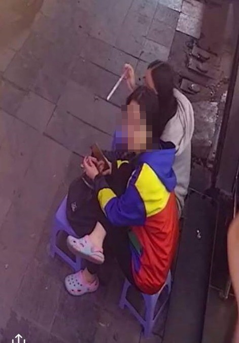 Chỉ vì một cốc nước lọc, nữ sinh để lại mảnh giấy và hành động phản cảm sau đó-1