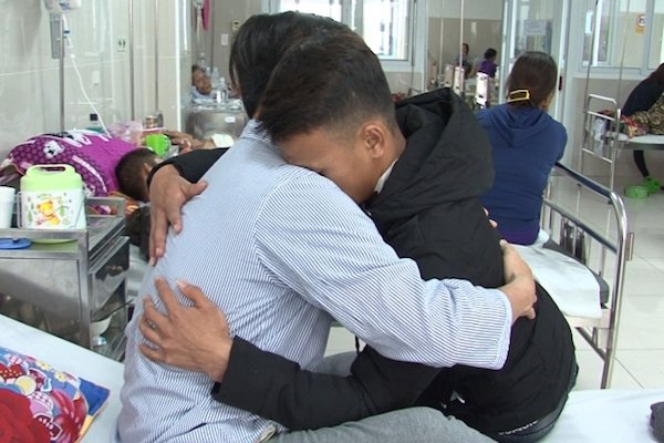 Lớp trưởng đến xin lỗi sau khi đâm thầy chủ nhiệm trọng thương-1