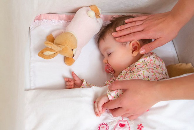 Bé trai 10 tháng tuổi tử vong vì nằm sấp khi ngủ - cảnh báo bố mẹ đặt trẻ ngủ không đúng tư thế-3