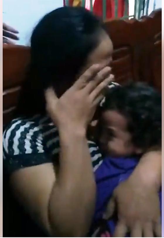 Bé gái 4 tuổi ngủ dưới gầm giường, người nhà loan báo mất tích, hô hoán cả xóm đi tìm-3