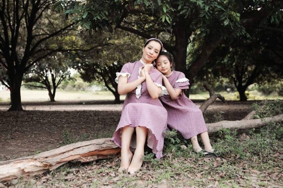 Con gái Thúy Hằng thể hiện thần thái người mẫu không thua kém mẹ-6