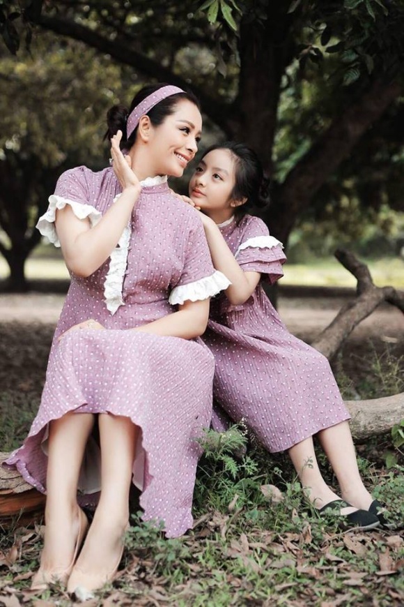 Con gái Thúy Hằng thể hiện thần thái người mẫu không thua kém mẹ-1