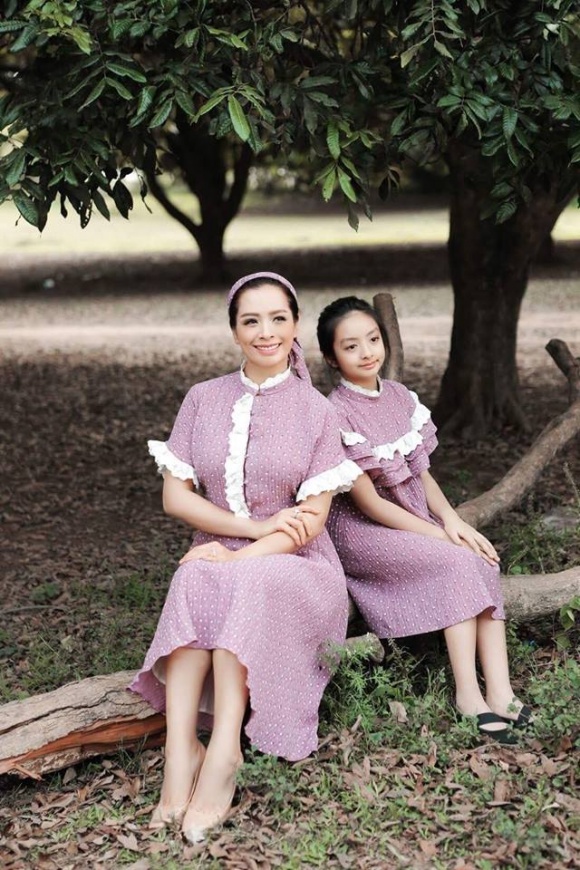 Con gái Thúy Hằng thể hiện thần thái người mẫu không thua kém mẹ-2