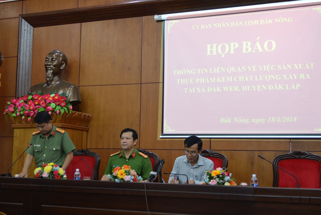 Ớn lạnh khi xem cách sản xuất cà phê nhuộm than pin-11