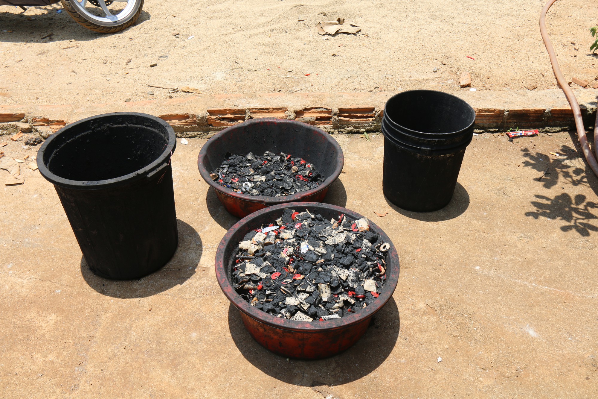 Ớn lạnh khi xem cách sản xuất cà phê nhuộm than pin-12