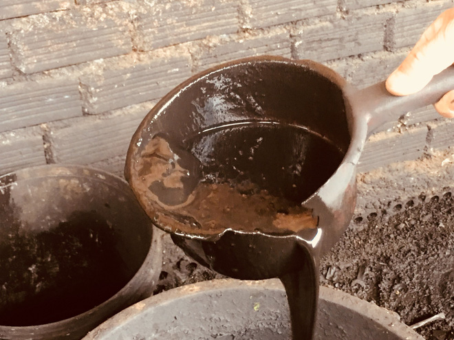 Ớn lạnh khi xem cách sản xuất cà phê nhuộm than pin-4