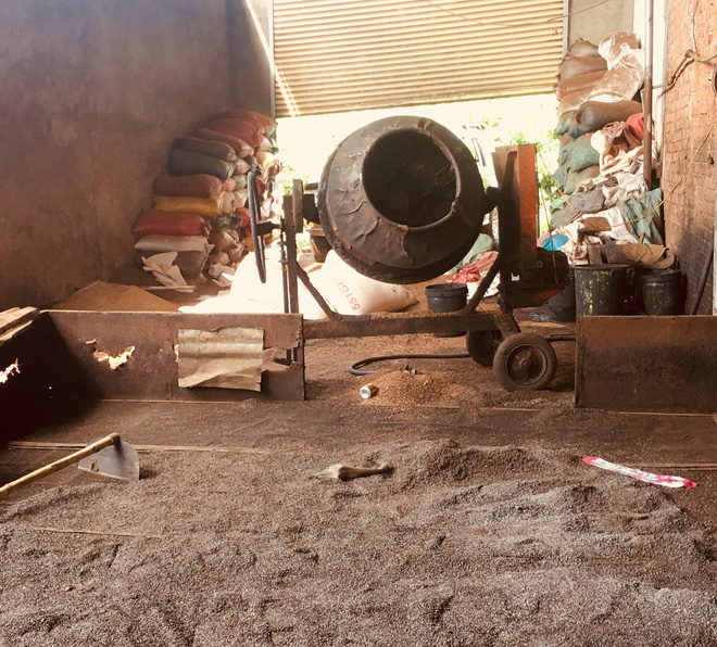 Ớn lạnh khi xem cách sản xuất cà phê nhuộm than pin-5