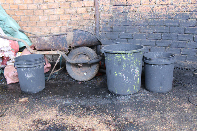 Ớn lạnh khi xem cách sản xuất cà phê nhuộm than pin-7