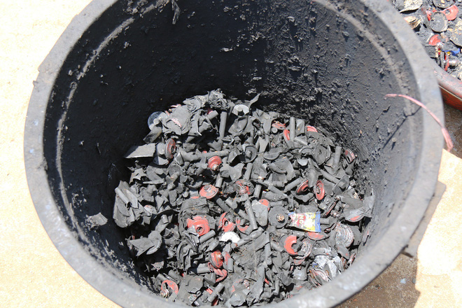 Ớn lạnh khi xem cách sản xuất cà phê nhuộm than pin-8