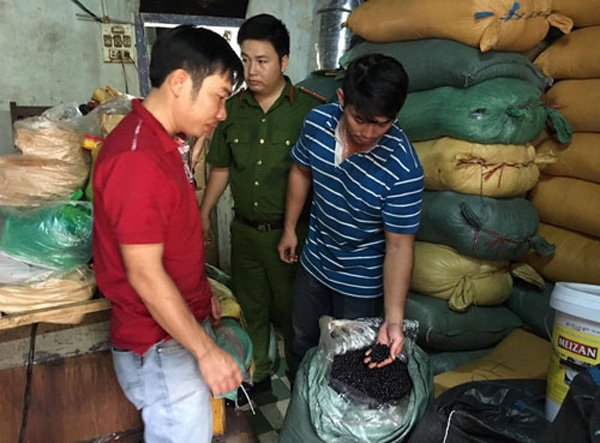 Cà phê nhuộm pin, trộn hóa chất: Uống trong sợ hãi-2