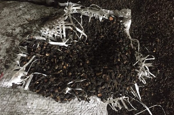 Cà phê nhuộm pin, trộn hóa chất: Uống trong sợ hãi-1