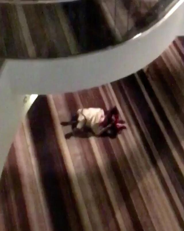 Cặp đôi ngang nhiên mây mưa” tại hành lang khách sạn giữa ban ngày, khiến nhiều người bức xúc-2