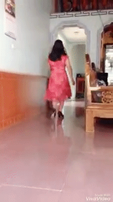 Mẹ 42 tuổi bắt con gái chụp cho mẹ chân thật dài và phải thật duyên dáng để đăng Facebook!-2