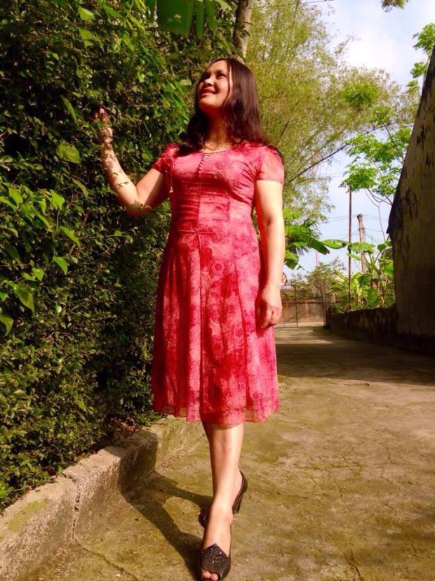 Mẹ 42 tuổi bắt con gái chụp cho mẹ chân thật dài và phải thật duyên dáng để đăng Facebook!-4